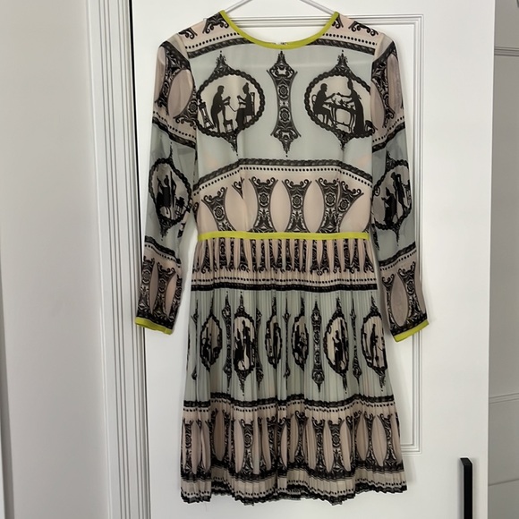 ✨Host PICK✨ Ted Baker Hennee Printed Pleated Dress - Picture 4 of 6